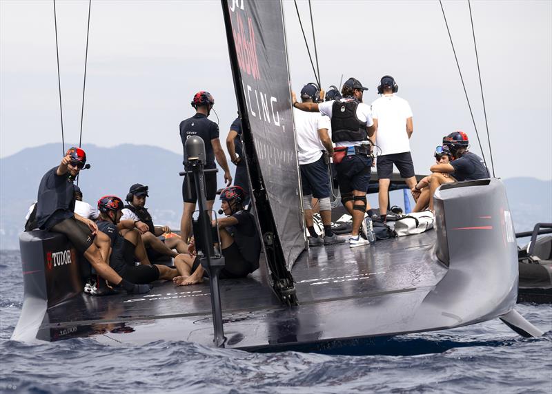 Serious discussions for Alinghi Red Bull Racing on Louis Vuitton Cup Round Robin 1 Day 4 - photo © David Maynard / www.alleycatphotographer.com