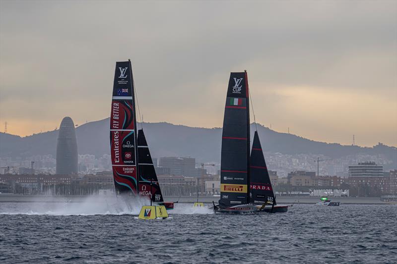 Luna Rossa Prada Pirelli sail over the top of Emirates Team New Zealand in the pre-start on Louis Vuitton Cup Round Robin Day 5 - photo © Ian Roman / America's Cup