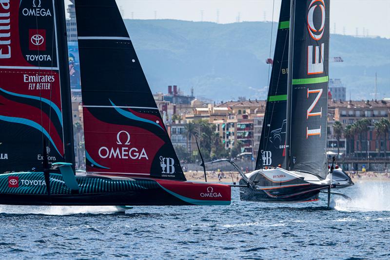 Emirates Team NZ and INEOS Britannia - Race 21 - Day 5 - Round Robin 2 - Louis Vuitton Cup - September 5, 2024 photo copyright Ricardo Pinto / America's Cup taken at Royal Yacht Squadron and featuring the AC75 class