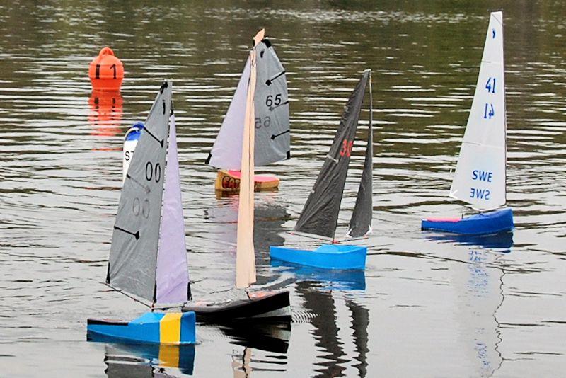 Peter Shepherd 41 gets the best start - Footy class Videlo Globe at Frensham Pond - photo © Roger Stollery